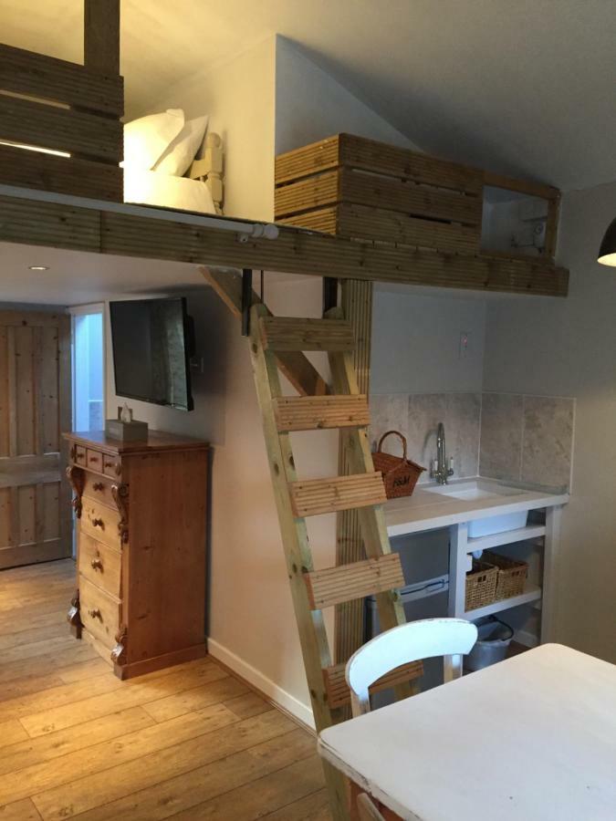 Stapehill Lodge B&B Hampreston Екстер'єр фото