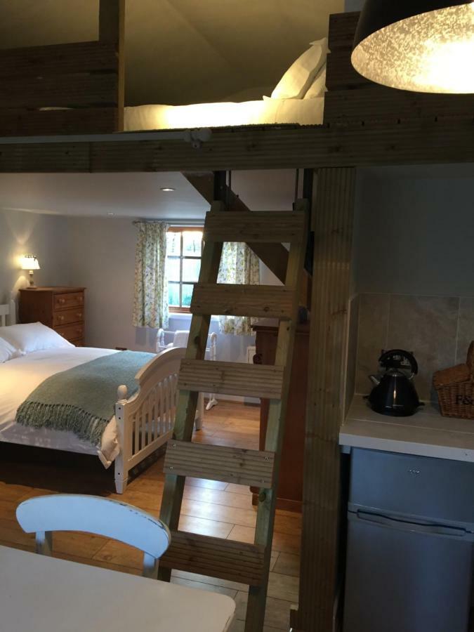 Stapehill Lodge B&B Hampreston Екстер'єр фото