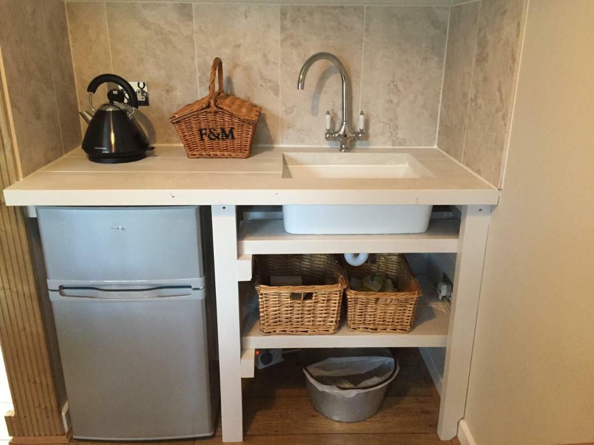 Stapehill Lodge B&B Hampreston Екстер'єр фото