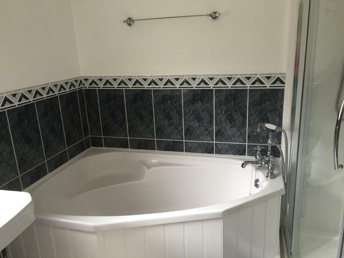 Stapehill Lodge B&B Hampreston Екстер'єр фото